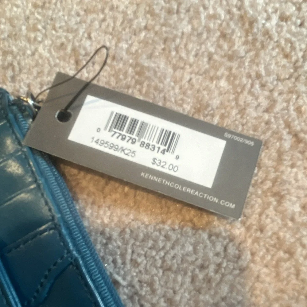 Kenneth Cole Reaction Blue Women's Zip Wallet Credit Card Holder ID Window